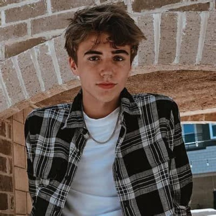 Bryce Parker Bio, Net Worth, Height, Single, Nationality, Facts