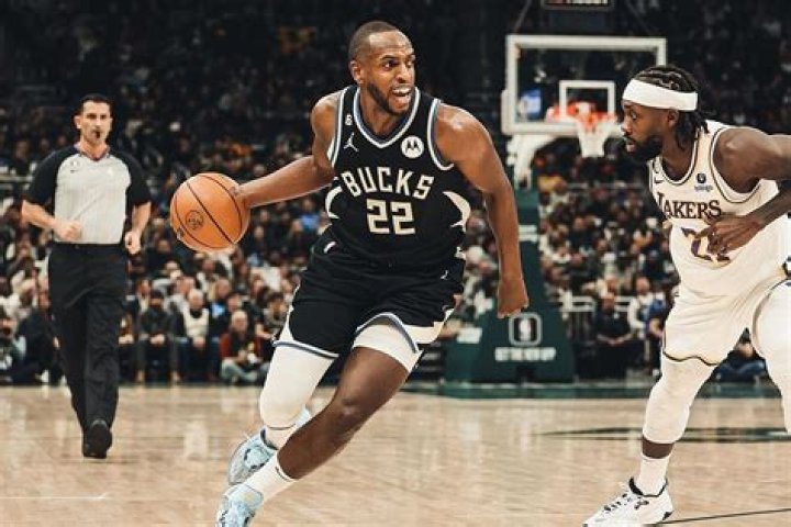 Bucks star Giannis doesn't want to lose Khris Middleton in free agency