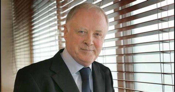 Businessman and TV presenter Sir Gerry Robinson dies aged 72 The
