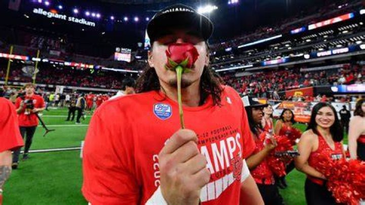 Cam Rising reacts to Caleb William's nails after Pac12 Championship