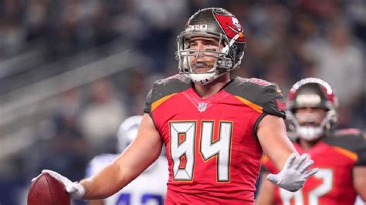 Cameron Brate 2022 Net Worth, Girlfriend, Salary & Contract