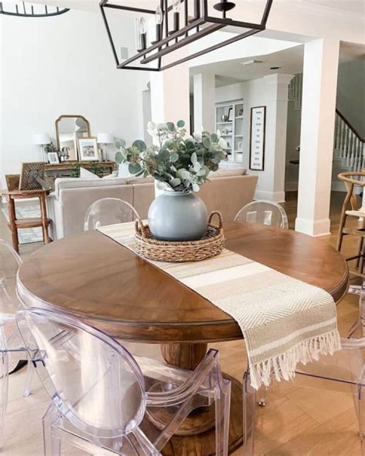 Can you put a table runner on a round table? ·