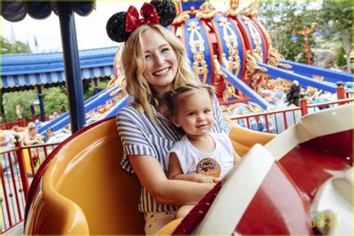 Candice King takes daughter Florence May King to the farmers market in
