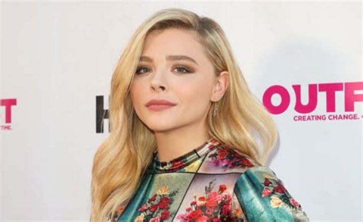 Captan a Chloe Grace Moretz besándose con una modelo Venus Media
