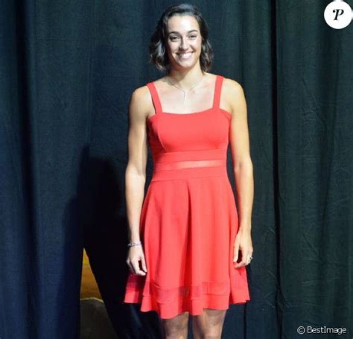 Caroline Garcia Glamour en petite robe rouge &agrave; Singapour avant le WTA