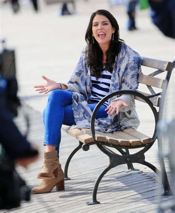 Cecily Strong Sings From a Bench for a 'Saturday Night Live' Segment