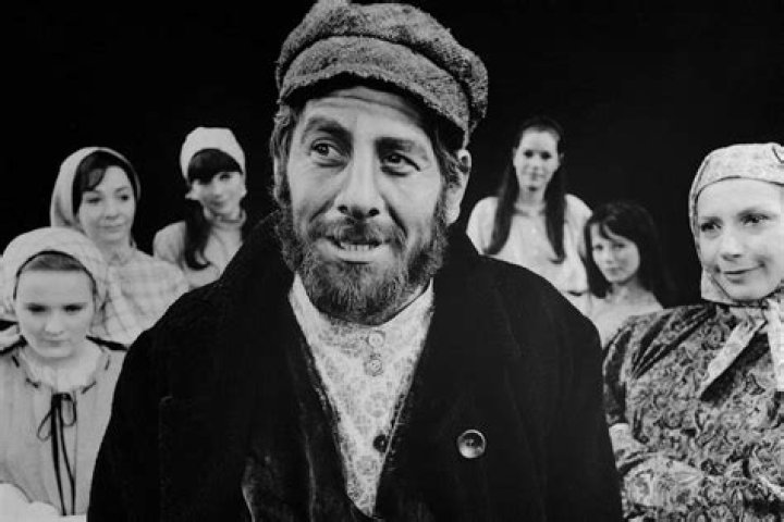 Chaim Topol dead Fiddler on the Roof star dies, aged 87 Radio Times
