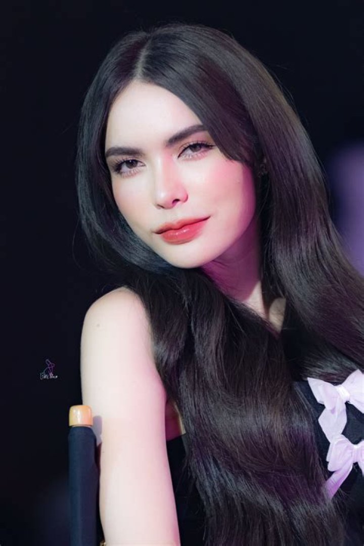 Charlotte Austin🐰 trong 2022