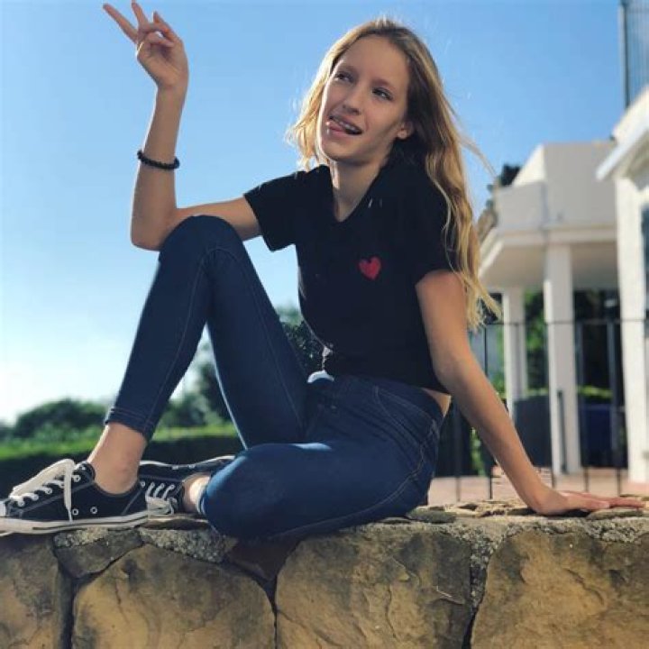 Cheerful Canadian Youtuber Karina Kurzawa Biography, Age, Height [5'1]