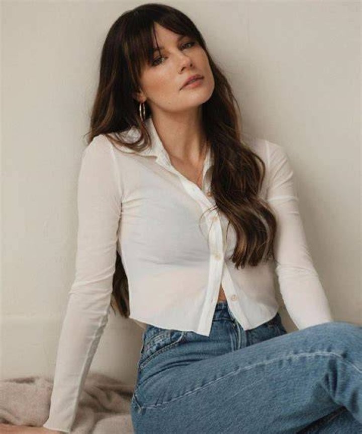 Chelsea Hobbs Bio, Wiki, Age, Height, Husband, Children, Actress