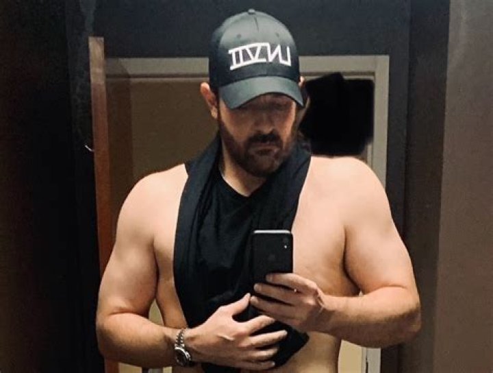 Chris Young on Instagram &ldquo;Pre show ritual haha porterthedog&rdquo; Chris