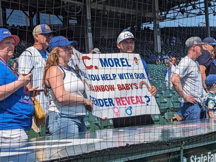 Christopher Morel helps Cubs fans with gender reveal at Wrigley