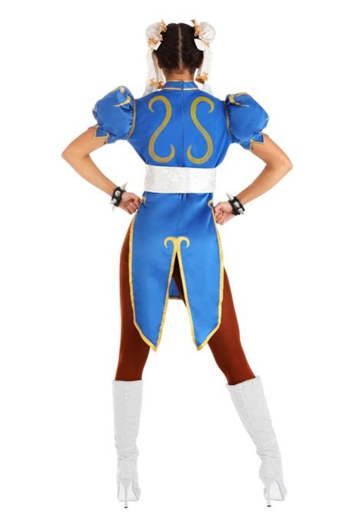 Chun Li cosplay (via tabi.lift) YouTube