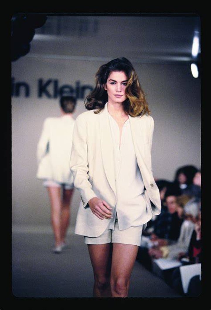 Cindy Crawford suy ngẫm về mối quan hệ với Richard Gere, &lsquo;nh&agrave;o nặn&rsquo; bản