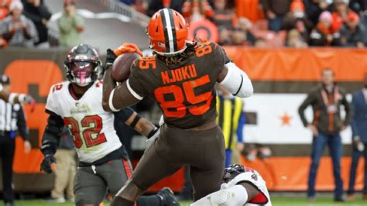 Cleveland Browns David Njoku makes UFC 262 cameo