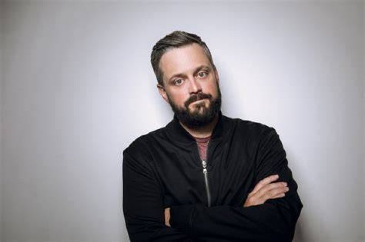 Comedian Nate Bargatze talks honking fans, his magic dad and clean