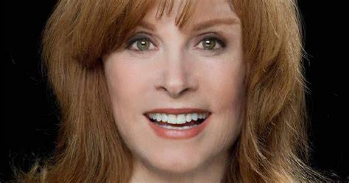 Connecticut Arts Connection Stefanie Powers Replaces Valerie Harper in