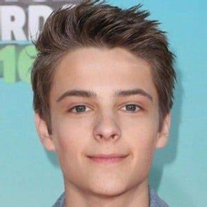 Corey Fogelmanis Age, Birthday, Height, Net Worth, Family, Salary