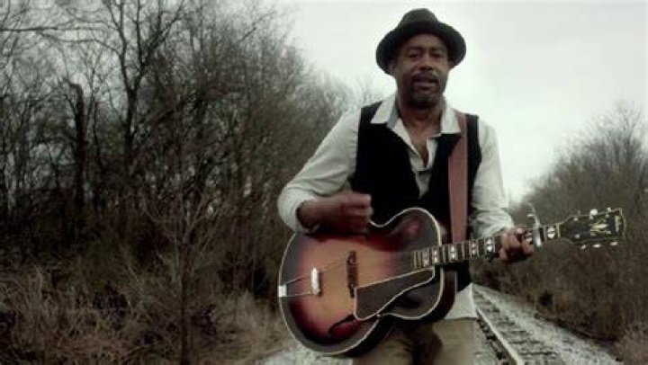 Country singer Darius Rucker was eating at IHOP and he picked up the
