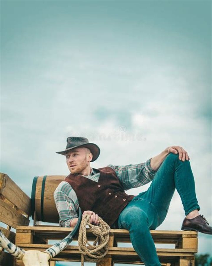 Country Style Man in Hat HD Desktop Wallpaper