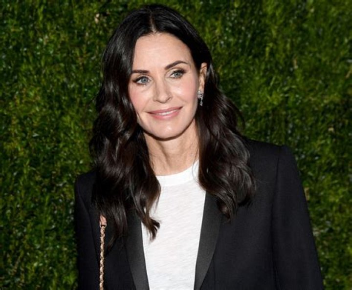 Courteney Cox recrea ic&oacute;nica escena de Friends