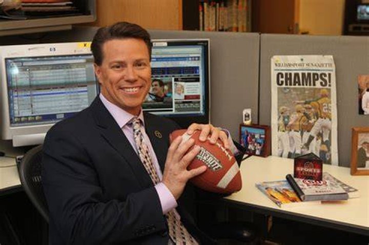 Curt Sandoval has been known to throw a football around the ABC7 Sports