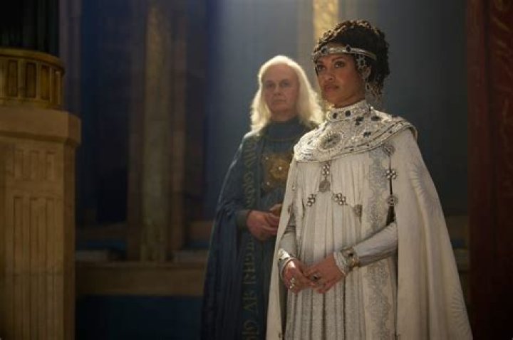 Cynthia Addai-Robinson as Queen Regent Míriel Cynthia Addai-Robinson as Queen Regent Míriel