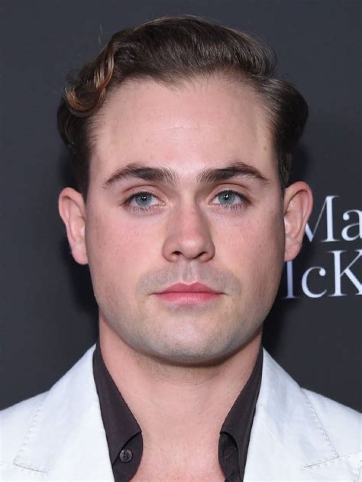 Dacre Montgomery's Height in cm, Feet and Inches Weight and Body