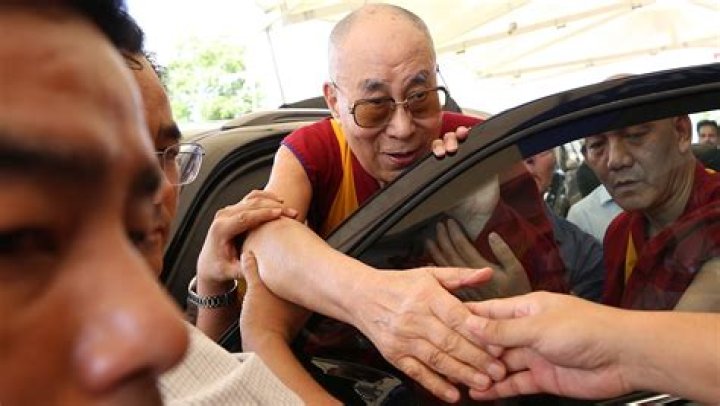 Dalai Lama Female successor should be 'attractive'