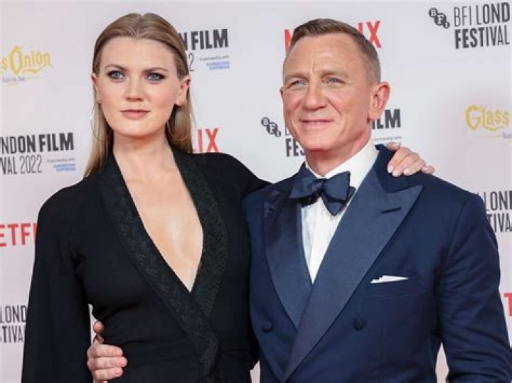 Daniel Craig & Daughter Ella At &lsquo;Glass Onion&rsquo; Premiere Photo