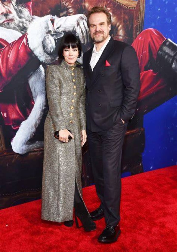 David Harbour et Lily Allen se sont mari&eacute;s pendant la pand&eacute;mie &agrave; cause