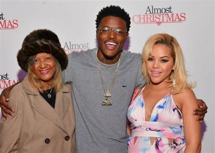 DC Young Fly Decorates Christmas Tree With His Cute Family