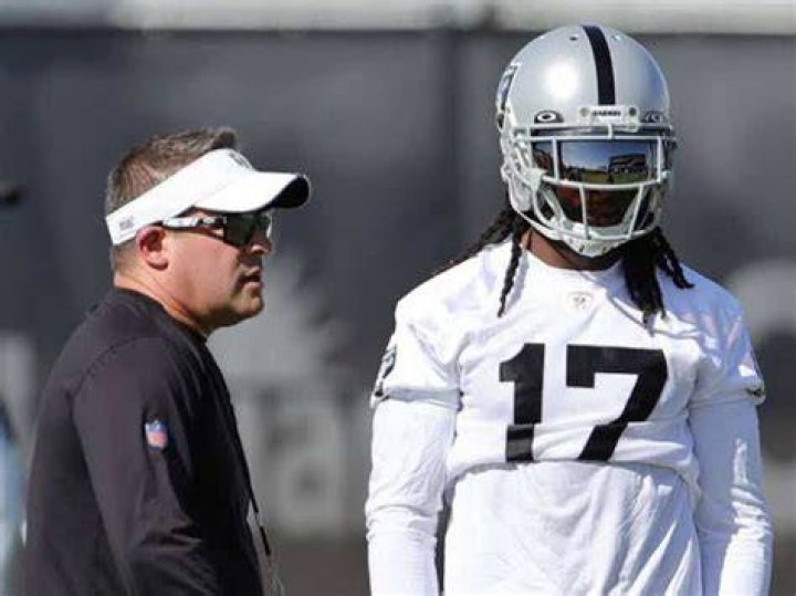Despite Heavy Criticism, Josh McDaniels Has a Fan in Former Patriots