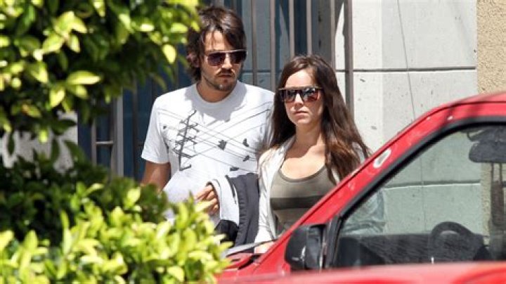 Diego y Camila Sodi confirman su noviazgo con un apasionado beso