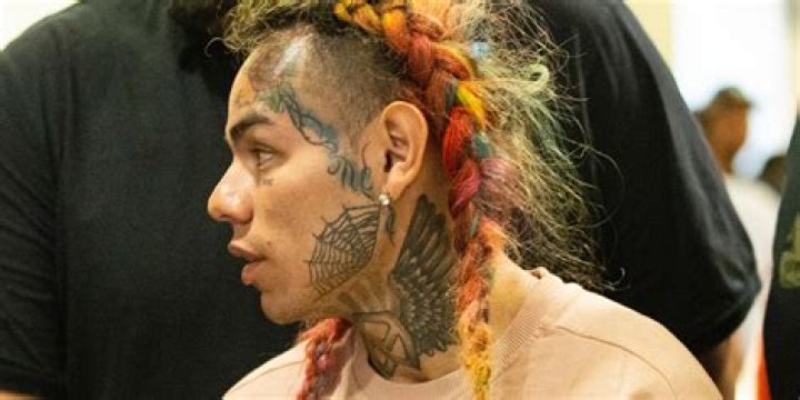 Does 6ix9ine Have A Boyfriend?