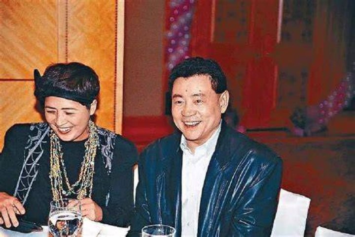 Does Xu Jiayin still have credit if he asks his wife to pay first?Hong