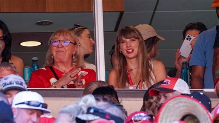 Donna Kelce sits next to another famous face to watch Eagles play