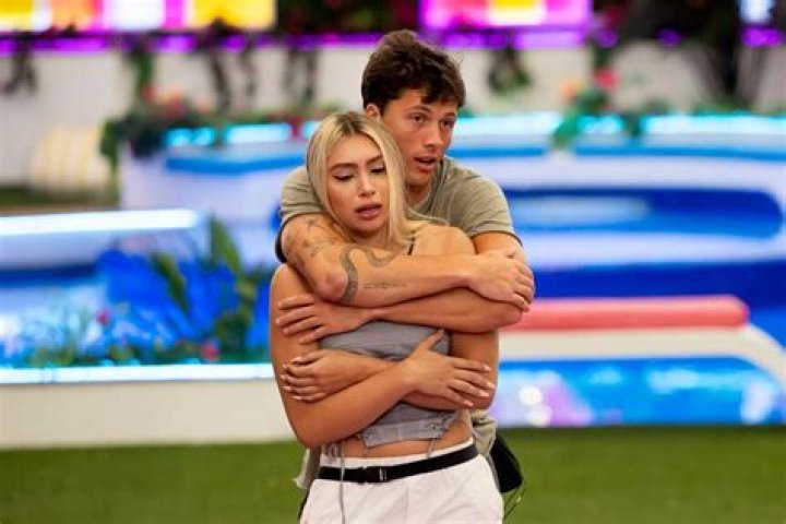 Dr Alex Love Island girlfriend 7 insanse photos from Aimee's Instagram!