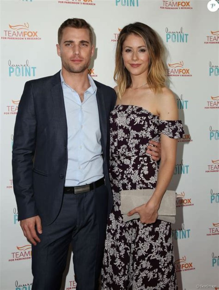 Dustin Milligan et sa compagne Amanda Crew lors de la soir&eacute;e Raising