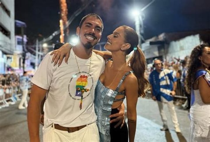 EGO Giovanna Lancellotti se declara ao namorado, aniversariante do