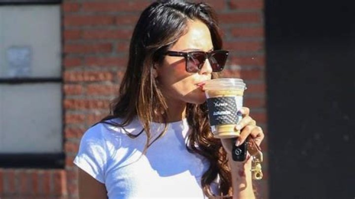 Eiza Gonz&aacute;lez makes morning coffee run in sweatshirt and yoga pants in