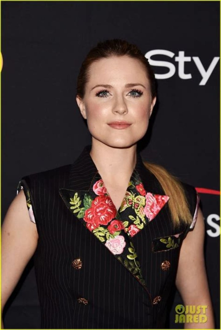 Elisabeth Moss & Evan Rachel Wood Bring Their Fashion AGame for HFPA
