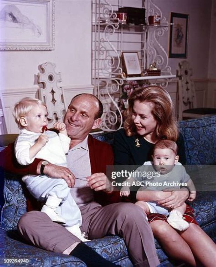 Elizabeth Montgomery with her husband Robert Foxworth and her children