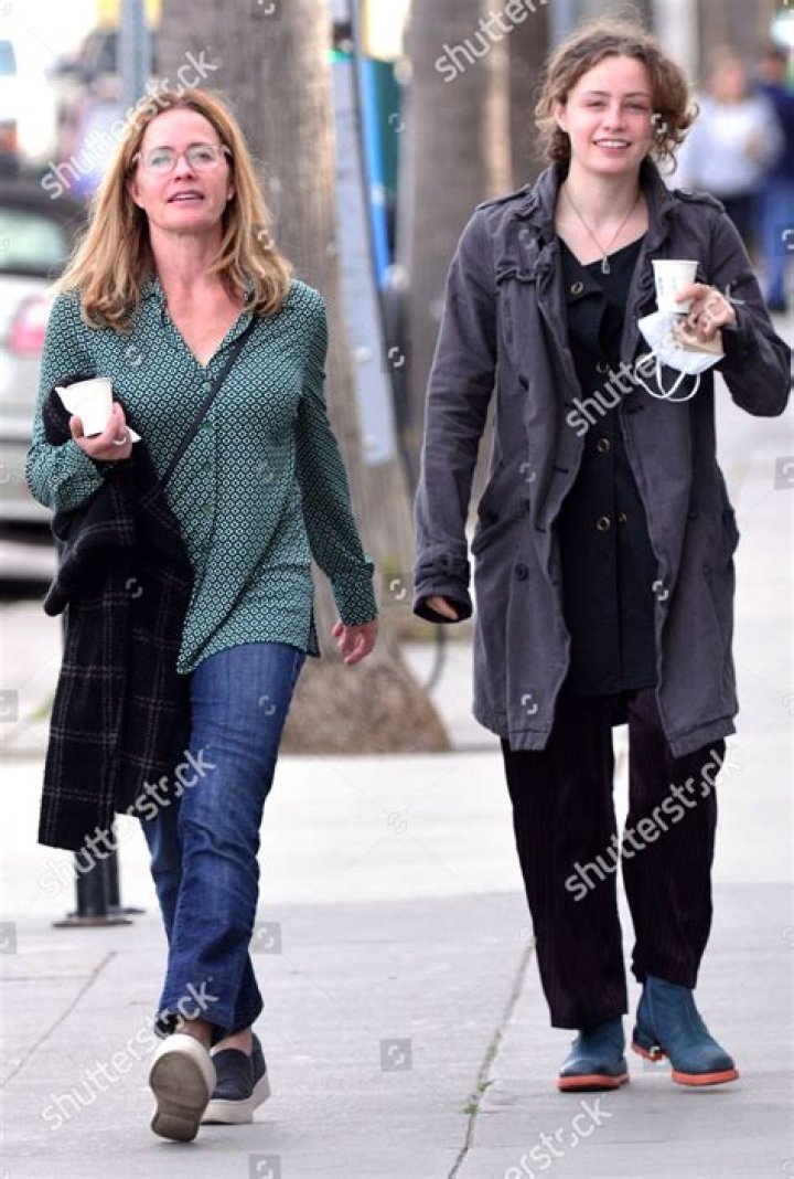 Elizabeth Shue And Stella Street Guggenheim Out For Coffee Venice (10