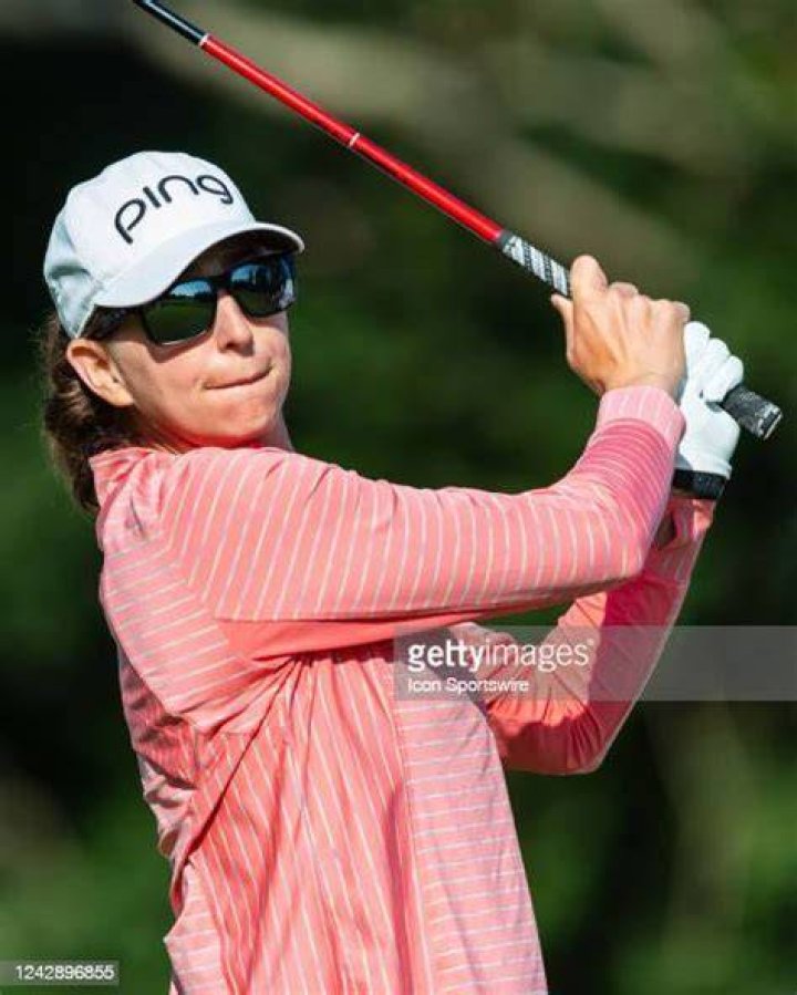 Elizabeth Szokol playing golf