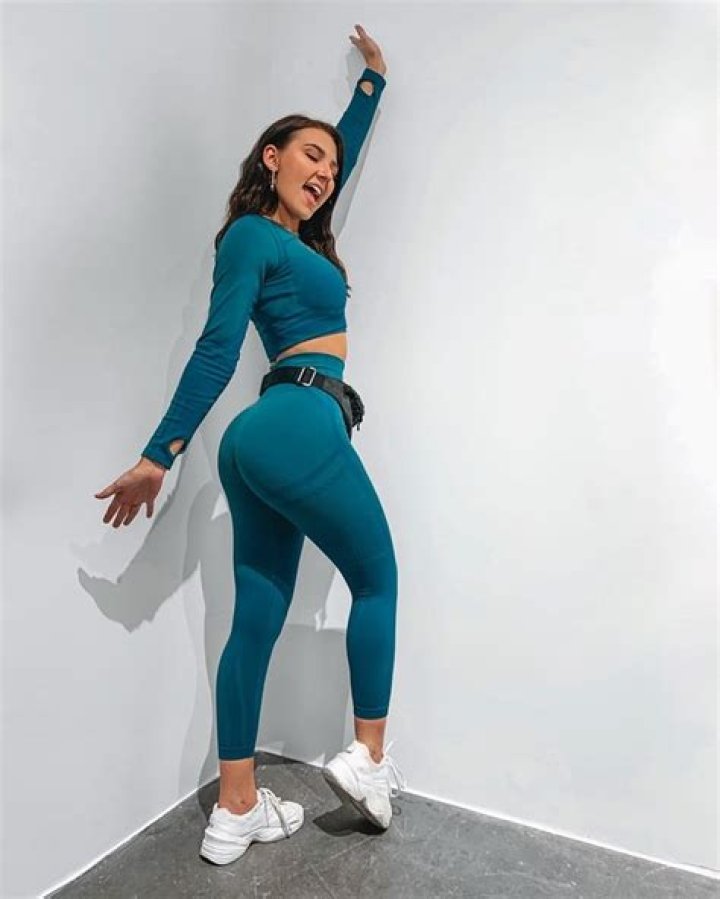 Elizabeth Zaks Pictures (86 Images)