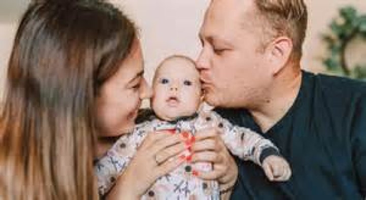 Embrasser un bébé estce dangereux pour votre enfant ? Romantikes