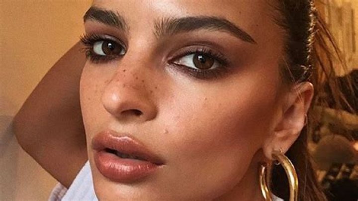 Emily Ratajkowski Faux freckles, Makeup looks, Beauty eyebrow