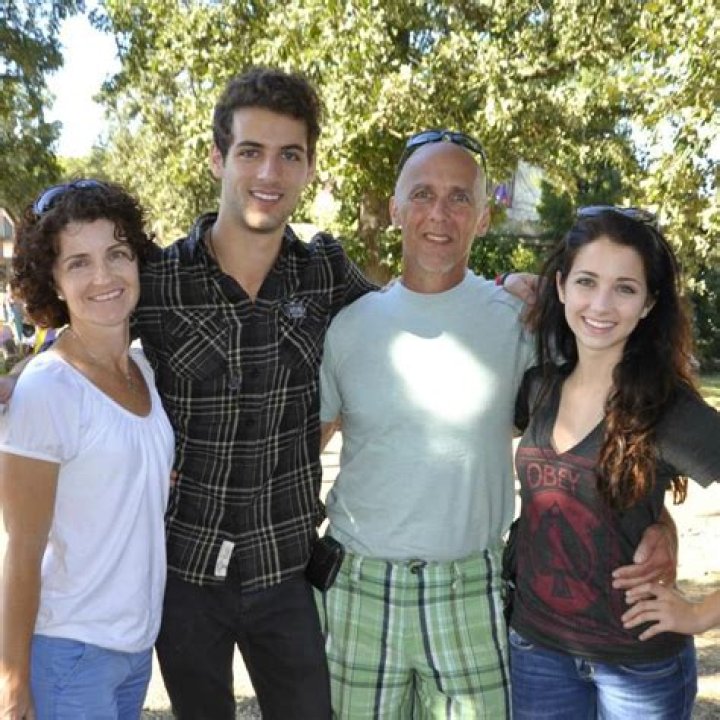 Emily with her parents and brother All Things Emily Rudd Pinterest