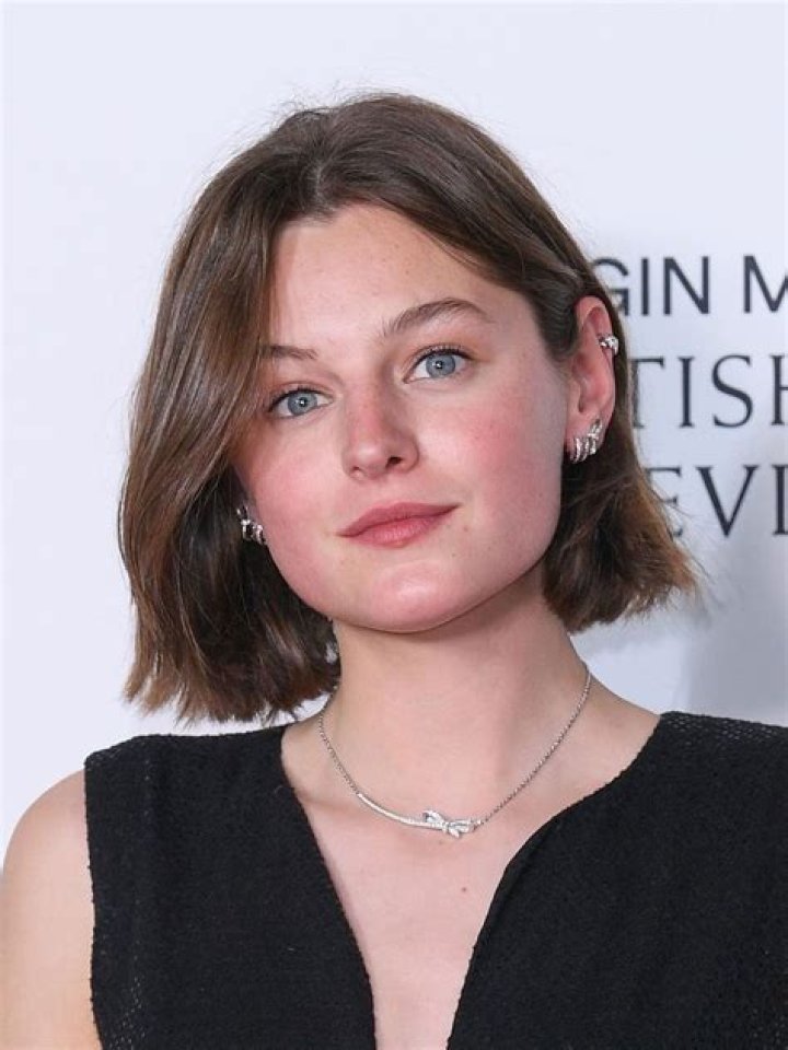 Emma Corrin Wiki, idade, pais, namorado, altura e patrim&ocirc;nio l&iacute;quido